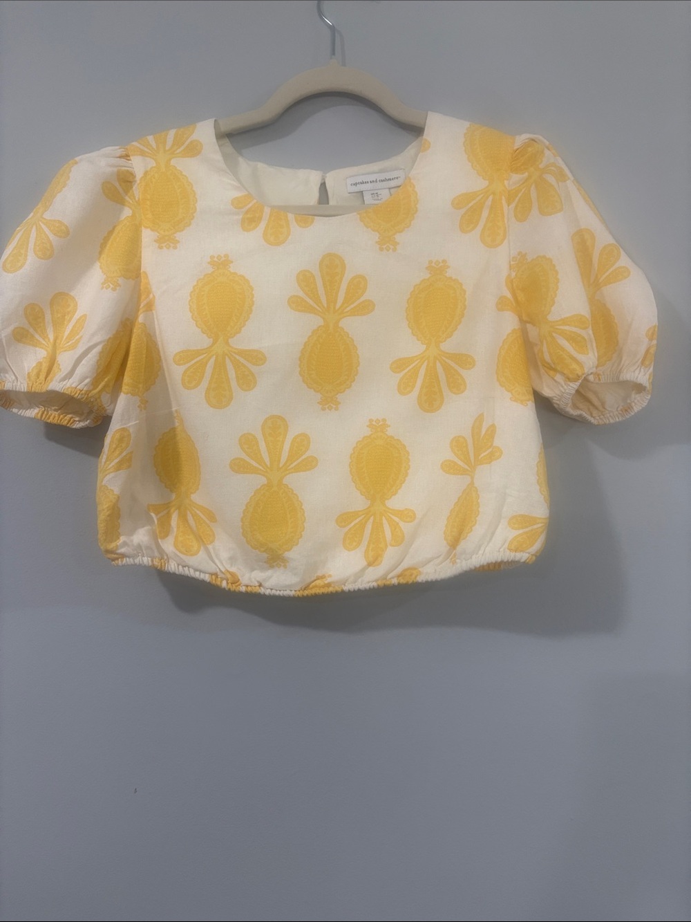 CUPCAKES & CASHMERE WHITE & YELLOW PUFF SLEEVES LINEN BLEND CROP TOP SIZE /M